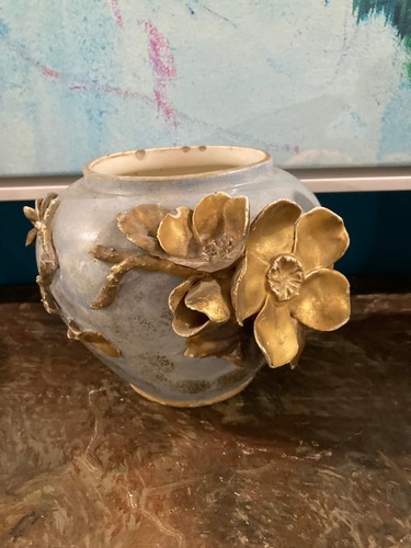 Jarrón antiguo francés Art Nouveau - relieve floral dorado, cerámica azul, c. 1900 - Imagen 11 de 13