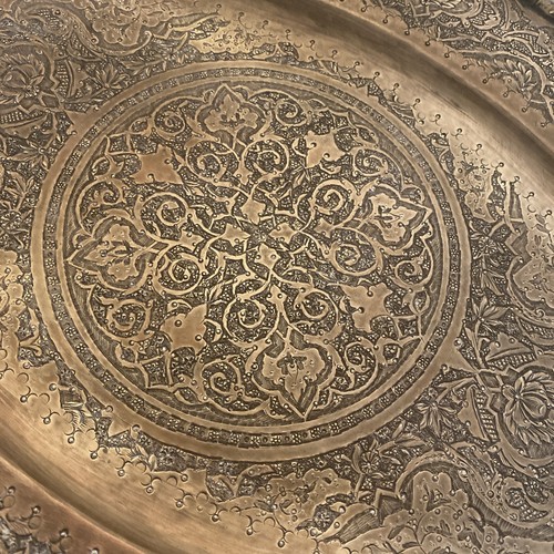 BANDEJA METÁLICA COBRE GRABADA PERSA ESTILO QAJAR SIGLO XX 14 PULGADAS ¡RARA! - Imagen 17 de 20