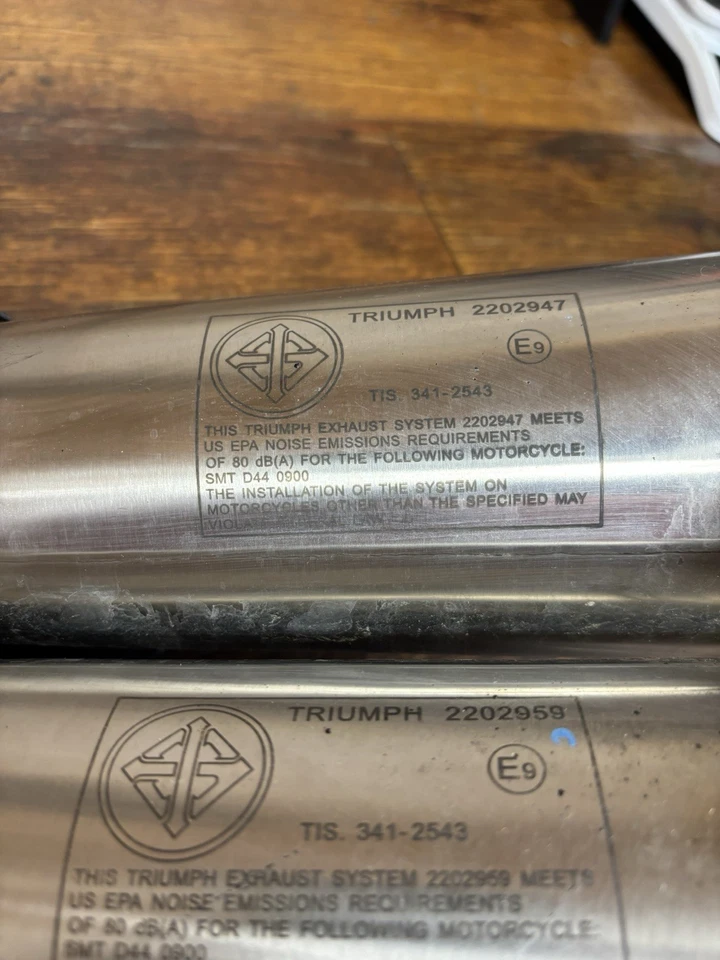 Triumph street Scrambler 900 OEM exhaust muffler 2202959 2202947 GOOD CONDITION - Image 2 of 4