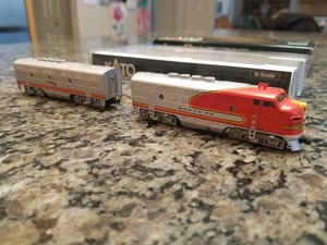 Kato-106-0304-N-Scale-F3-A-B-Locomotive-Set-Santa-Fe