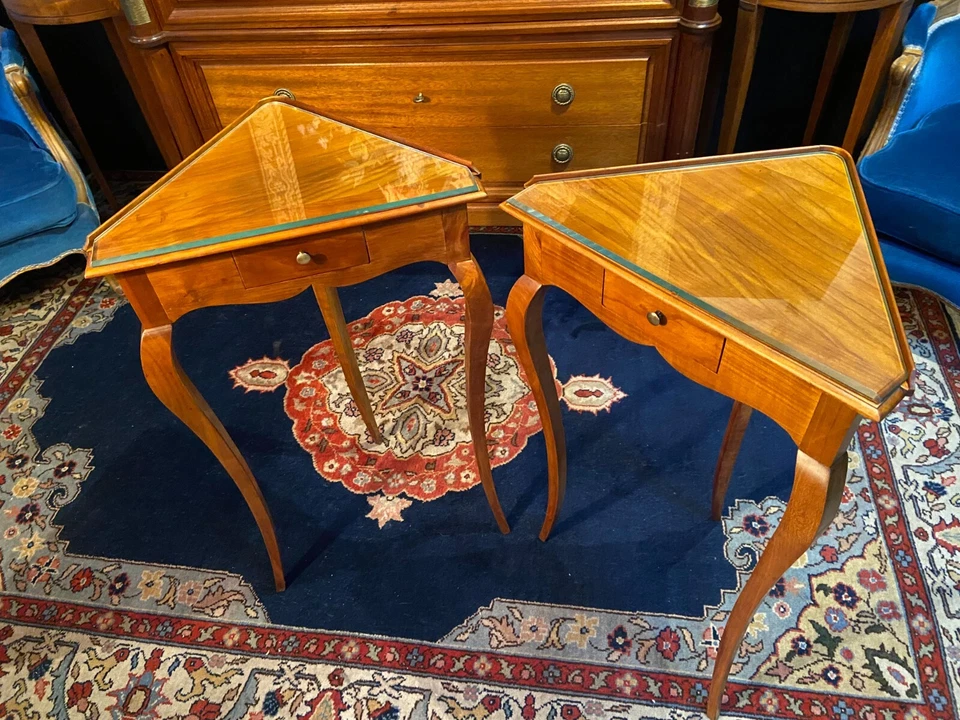 Paire tables d'appoint guéridons d'angle encoignure noyer blond massif Louis XV - Photo 3/4