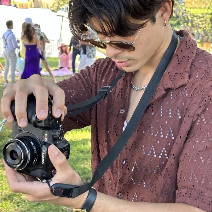 Correa ajustable negra para cámara 32-58" x 3/4" con anclajes de diseño de pico Foto 3 de 4