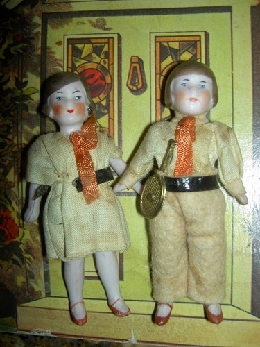 CUATRO muñecas antiguas alemanas de bisque, casa de muñecas de 5" FAMILIA originalmente vestidas exlnt. - Imagen 16 de 24