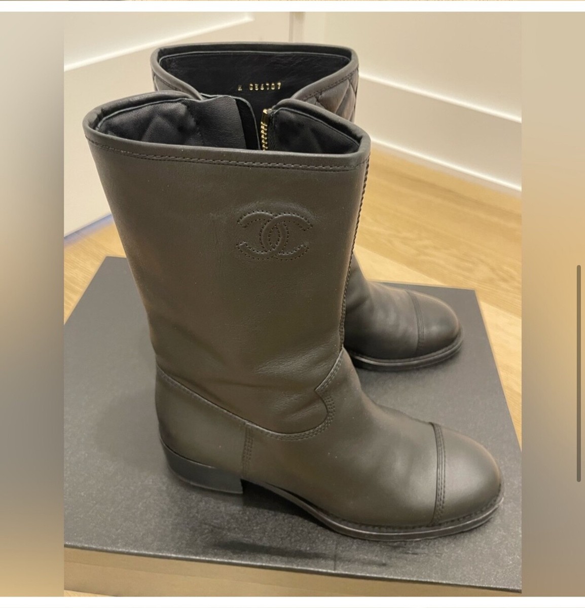 Chanel 21P Black Calfskin Leather CC Logo Quilted Zipper Mid Chanel 21P Black Calfskin Leather CC Logo Quilted Zipper Mid