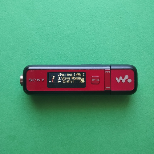 Sony NW-E026F Digital Music Player Walkman rot-schwarz gebraucht Akku sehr gut 4GB