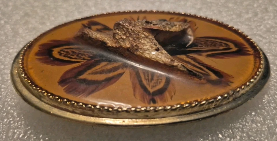 FIVELA DE COROA VINTAGE CO INC**CABEÇA DE COBRA REAL E PENAS**FEITA À MÃO - Imagem 2 de 4