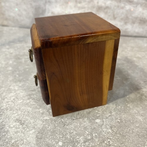 Vintage Holz Zeder Mini Kommode/Schmuckkasten/Dekor Messinggriffe 3,75" - Bild 6 von 9