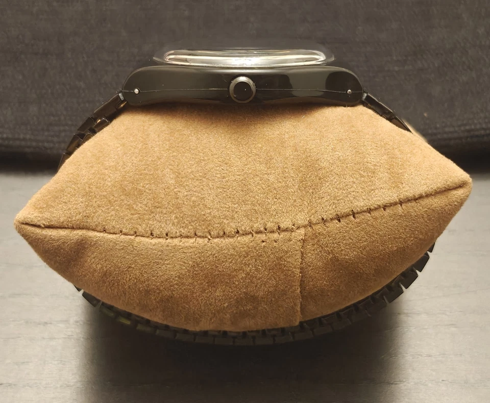 Swatch | Reloj de cuarzo negro | Aspecto sigiloso | Pulsera flexible Foto 3 de 4