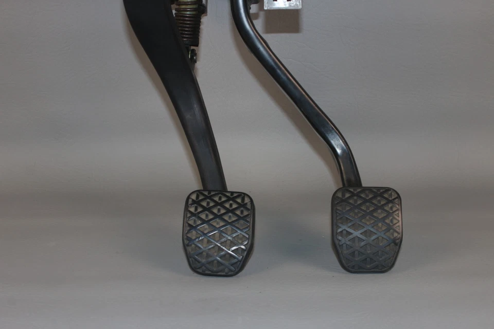 BMW E90 E92 E93 328 335 Manual Transmission Brake Pedal & Clutch Assembly OEM - Image 4 of 4