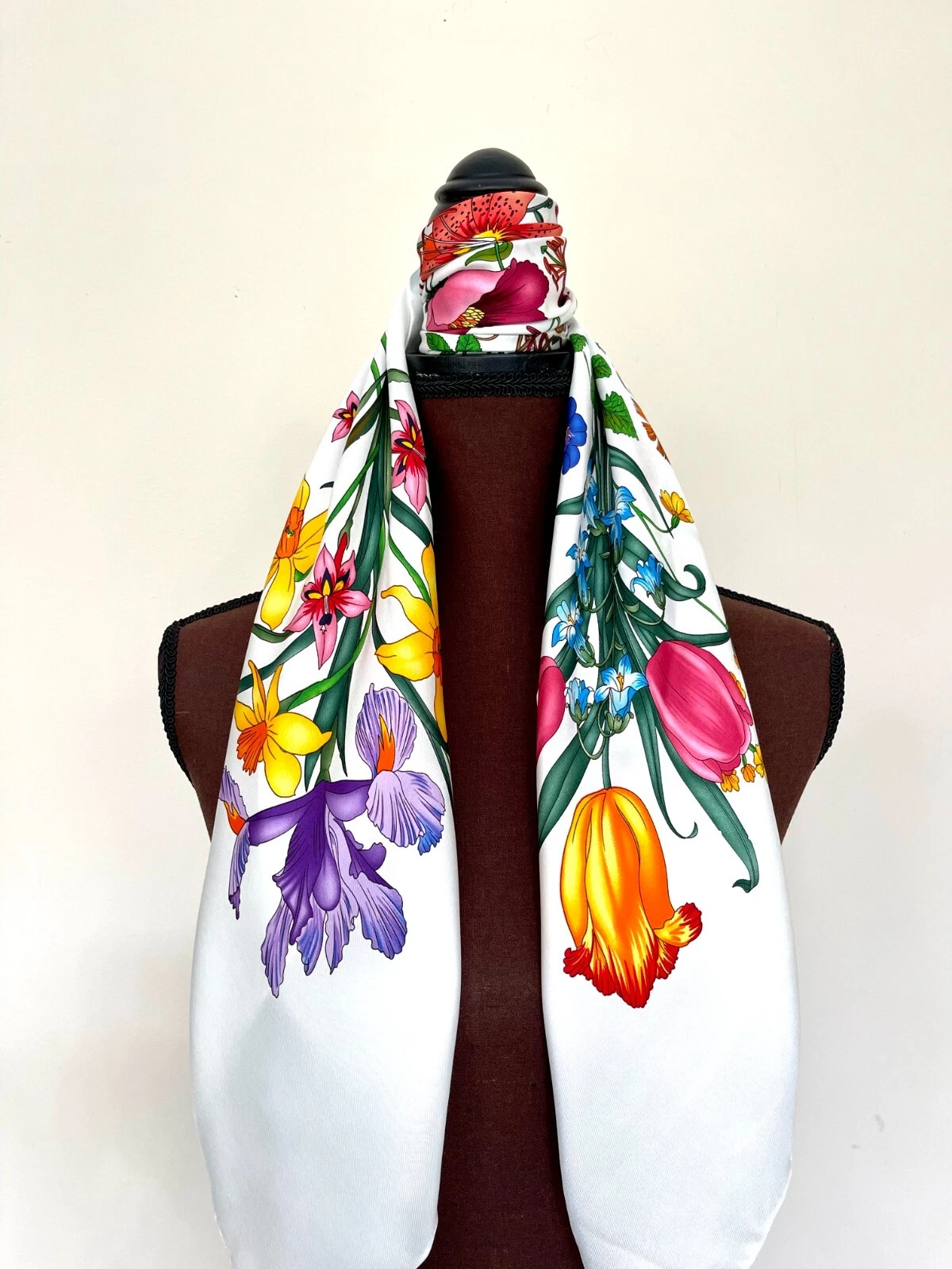 Foulard unisexe Gucci soie enveloppante fleurs imprimé floral logo GG blanc multicolore
