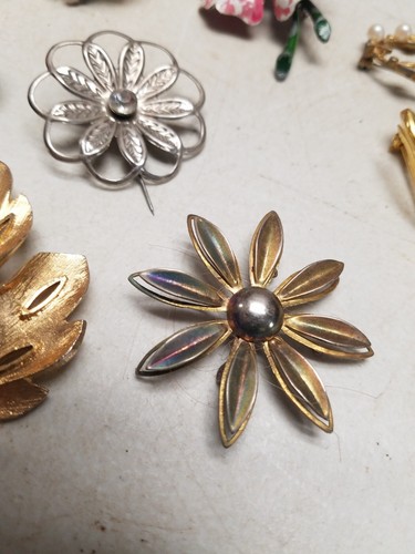 8 Women's Brooches (M) - Picture 7 of 10