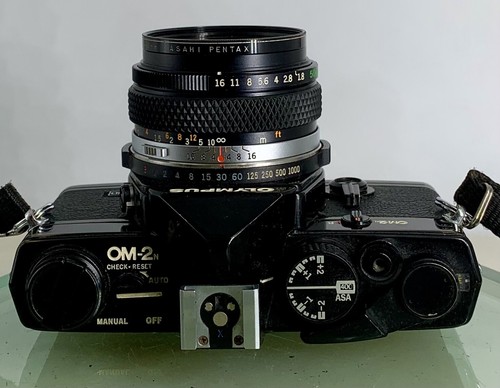 Olympus OM-2n Black - 35mm SLR Film Camera + 50mm f/1.8 Lens+BOX+CASE-Tested✅ 22 - Picture 8 of 10