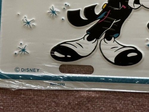 Walt Disney World Metal License Plate Mickey 20 Magical Years -NEW Sealed - Foto 2 di 3