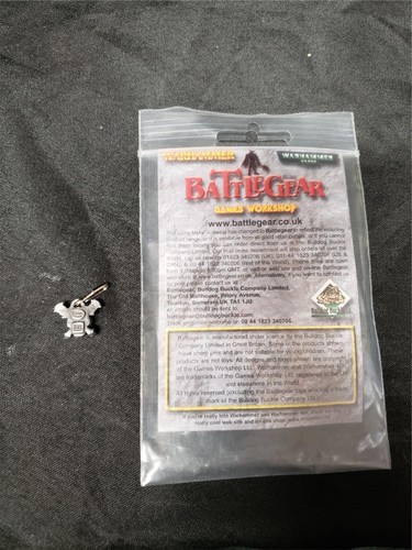 Games Workshop Warhammer Battlegear - Skull and Clubs Zipper Pull - Picture 2 of 2