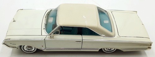 Road Signature 1/18 Scale Diecast DC31323J - 1964 Mercury Marauder - White - Picture 3 of 5