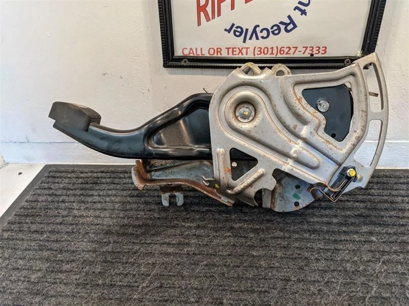 Dodge Challenger Hellcat 2016 montaje de pedal de freno de emergencia automático  Foto 3 de 4