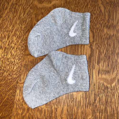 NIKE Newborn 6-12 Months Lightweight Quarter Ankle Socks - Gray & White - Picture 6 of 8