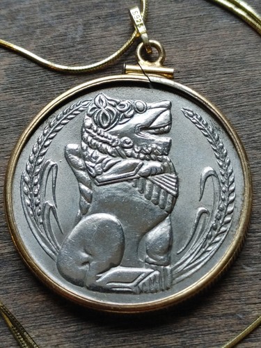 1969 Singapore Brilliant Lion Dollar Pendant on a 20" 18KGF Filled Chain 34mm - Picture 8 of 16
