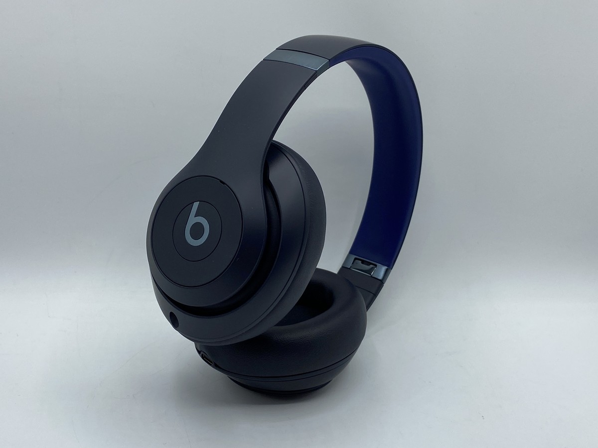 Beats by Dr Dre Studio Pro A2924 Wireless Headphones w/ Case