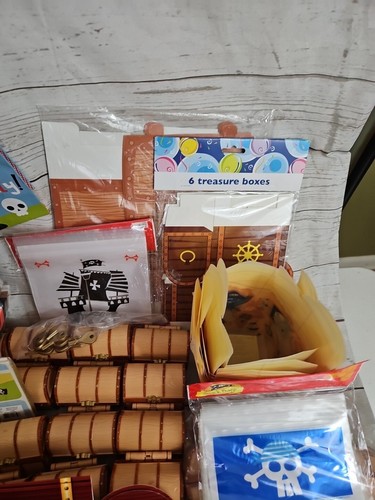 LOTE FIESTA PIRATA CUMPLEAÑOS Máscaras piratas Bolsas de botín Mapas del tesoro Libros de actividades + - Imagen 3 de 21