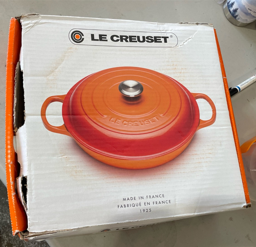 Braiser exclusivo de hierro fundido esmaltado Le Creuset, 2,25 qt., llama - Imagen 2 de 3