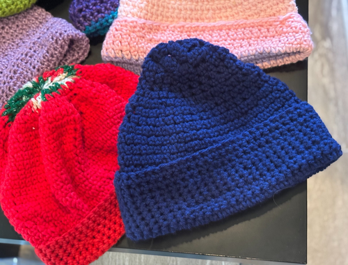 7 Sombreros de Ganchillo a Mano Variedad Colores Tallas Invierno Se Llega - NUEVO - Imagen 2 de 4