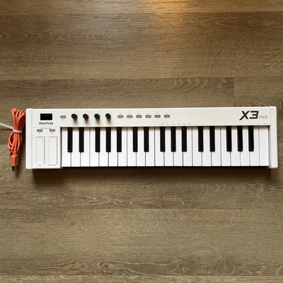 Midiplus X3 mini MIDI Keyboard Controller 37 Key, White Pre-Owned