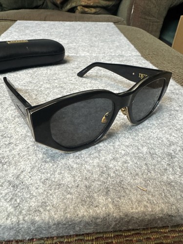 DEZI EYEWEAR CHARGE IT SQUARE SUNGLASSES BLACK 52-18 USED