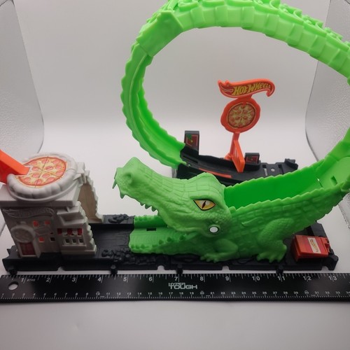 Hot Wheels Toy Car Gator Loop Attack Pizza Place - Track Not Included - Picture 22 of 22