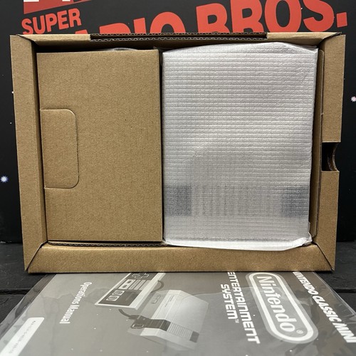 Nintendo Classic Mini Entertainment System NES BRAND NEW FREE TRACKED POSTAGE - Picture 8 of 16