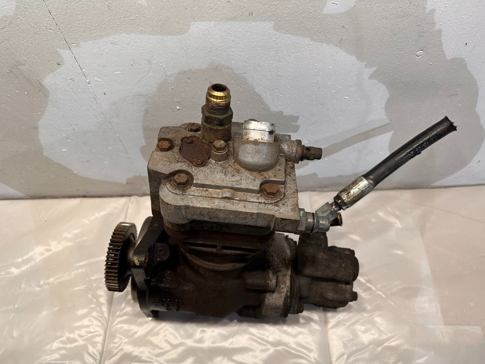 Detroit Diesel DD15 Engine Air Compressor with power steering pump