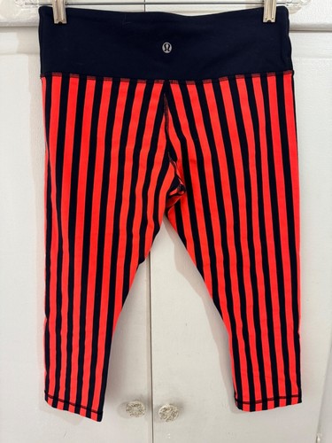 Leggings cortos Lululemon Wunder, azul marino con rayas naranja neón, talla 8 - Imagen 5 de 10