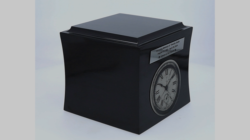 Symbolische urn met klok Herdenkingscrematie urn voor as - Vídeo 1 de 1