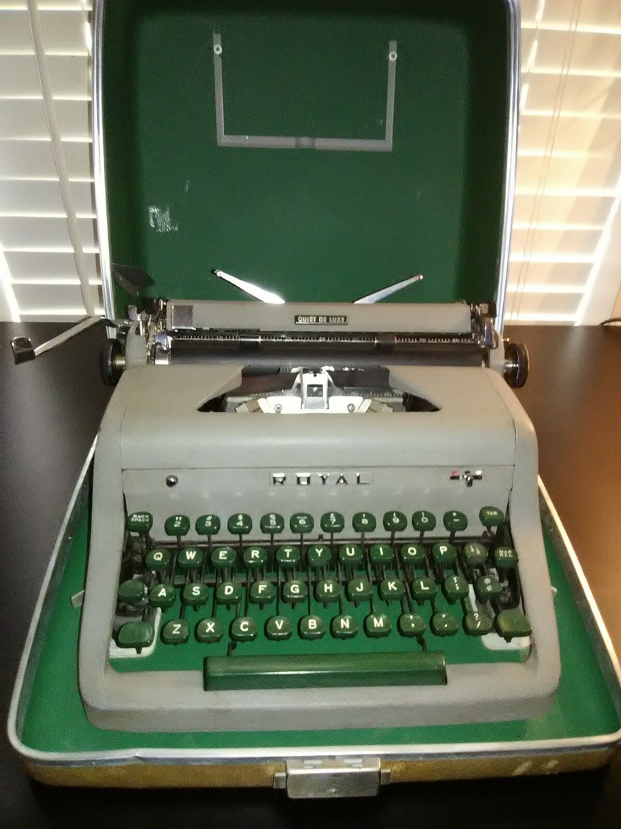 VINTAGE 1950's ROYAL QUIET DELUXE PORTABLE TYPEWRITER IN
