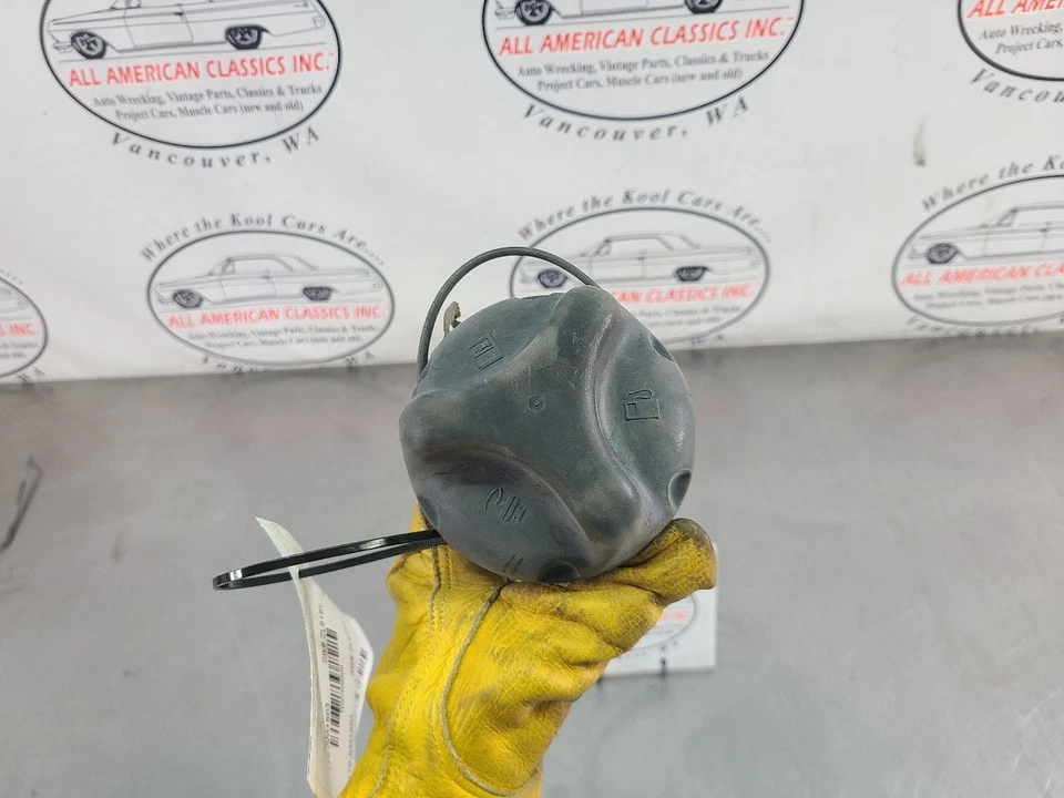 Hummer H2 2003-07 extremo de cuello de llenado de gas combustible con tapa - OEM Foto 2 de 4