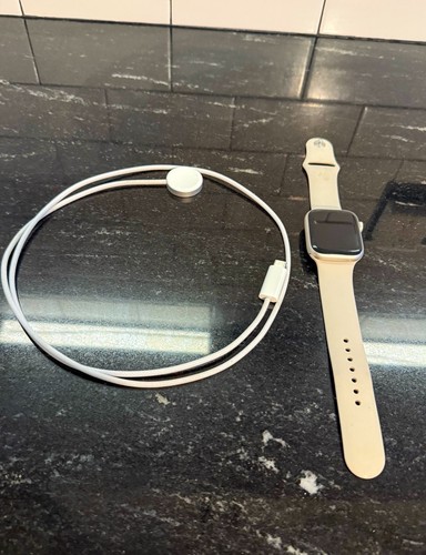 Apple Watch Series 9 45mm Aluminum with Sport Band - Starlight, M/L (GPS +Cell) - Zdjęcie 3 z 9