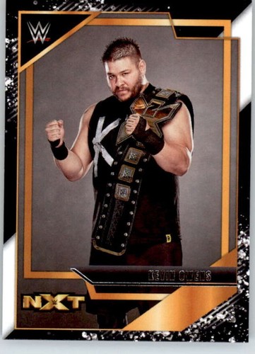 Kevin Owens 2022 Panini WWE NXT 2.0 NXT GOLD Inserto #17 (049) - Foto 1 di 2