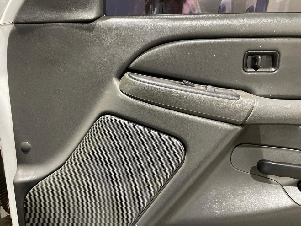 2004 - 2005 GMC Sierra 2500 Passenger RH Right Pewter-69D Front Door Trim Panel Foto 2 de 4