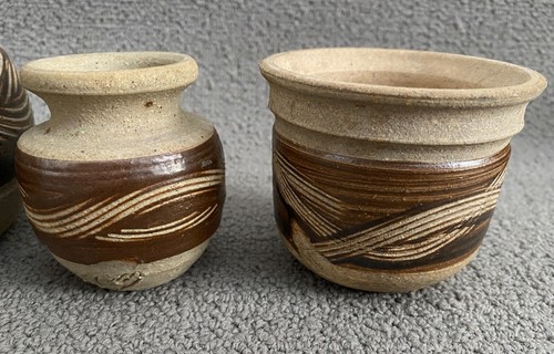 Jarrones de cerámica vintage beige marrón decorativos de gres hechos a mano firmados conjunto de 3 - Imagen 3 de 15