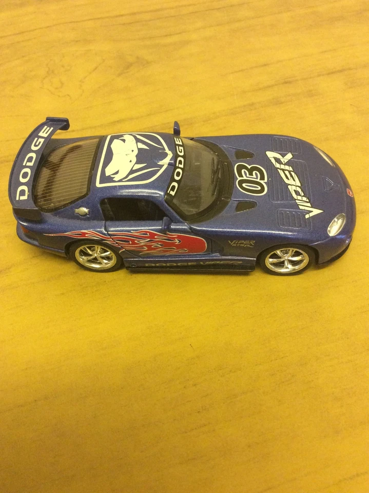 Dodge ViperGTSR modelo fundido a presión Kinsmart. Escala 1:36. Foto 4 de 4