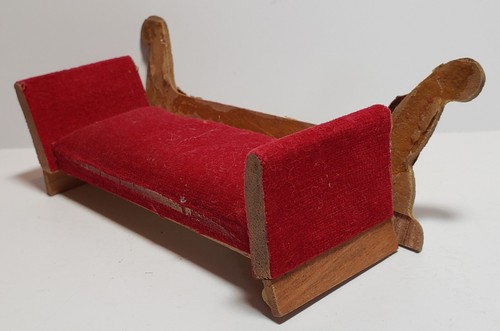 Shakman - Wooden Doll House Furniture ~ Red Felt Chaise Lounge & Attic Trunk - Photo 2/12