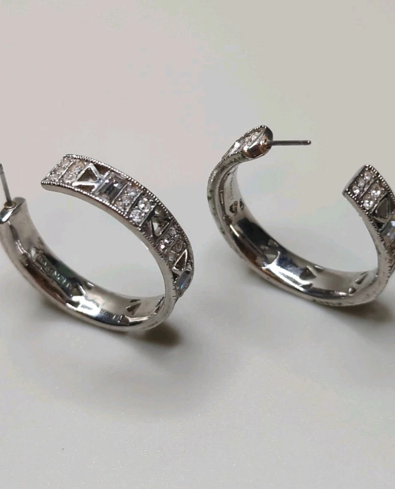 Pendientes de aro perforado con estrás de cristal firmados por Givenchy tono plata 1 "C20 Foto 3 de 4