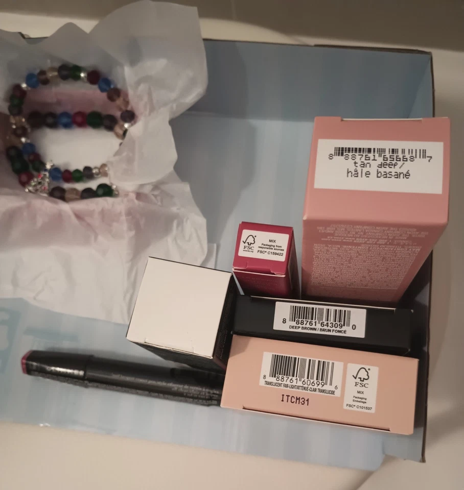 Kit de maquillaje Away X United Airlines mini estuche rígido artículos de tocador Avon azul marino Foto 4 de 4