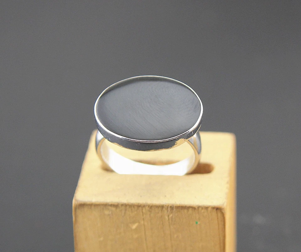 Lote al por mayor de 32 piezas de anillos esmaltados negros enchapados en plata para mujer y hombre Foto 4 de 4