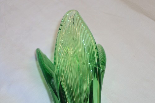 Jarrón Art Deco de vidrio verde de 8,5" con base de burbujas - Imagen 5 de 6