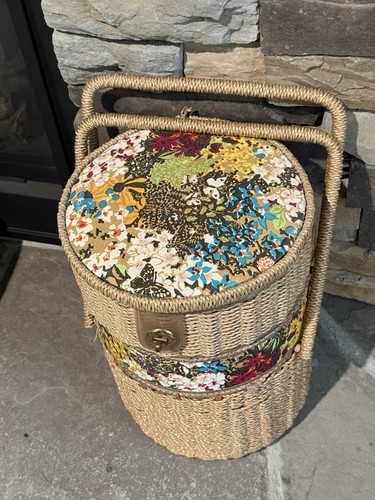 Hermosa cesta de costura vintage de 3 niveles totalmente forrada floral y mimbre - bloqueable - Imagen 2 de 13
