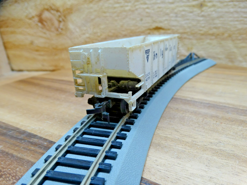 Mantua HO Scale 33' Holly Sugar GACX 42764 Worn & Dirty Hopper - Picture 6 of 7