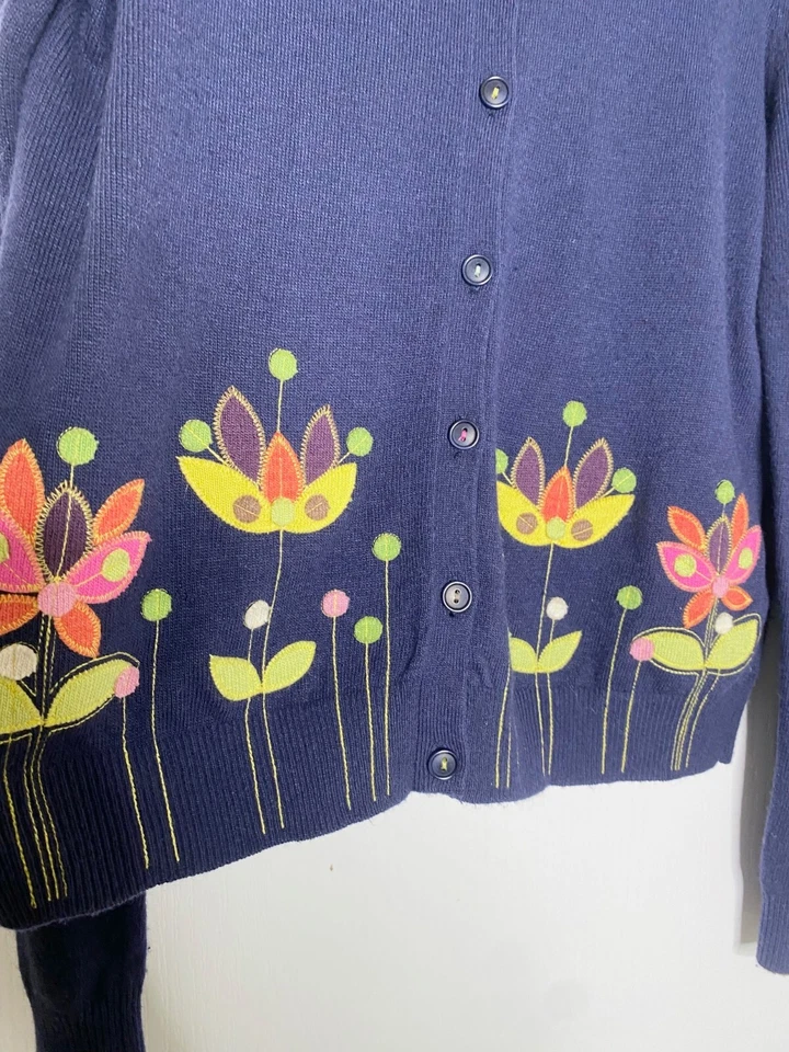 Cárdigan BODEN Azul Marino Floral Bordado Algodón Cachemira Botón Delantero 8 12UK Foto 3 de 4