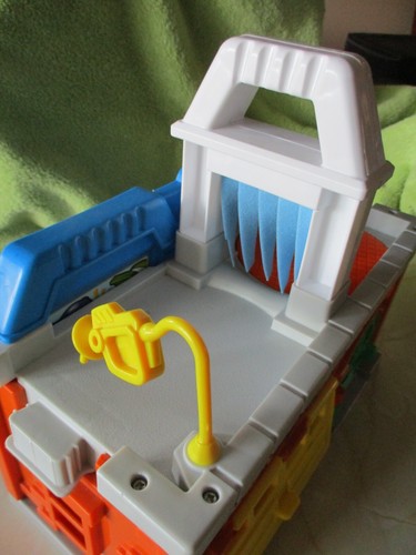 2011, Fisher-Price Little People garage/autolavaggio con meccanica e veicoli - Foto 2 di 20