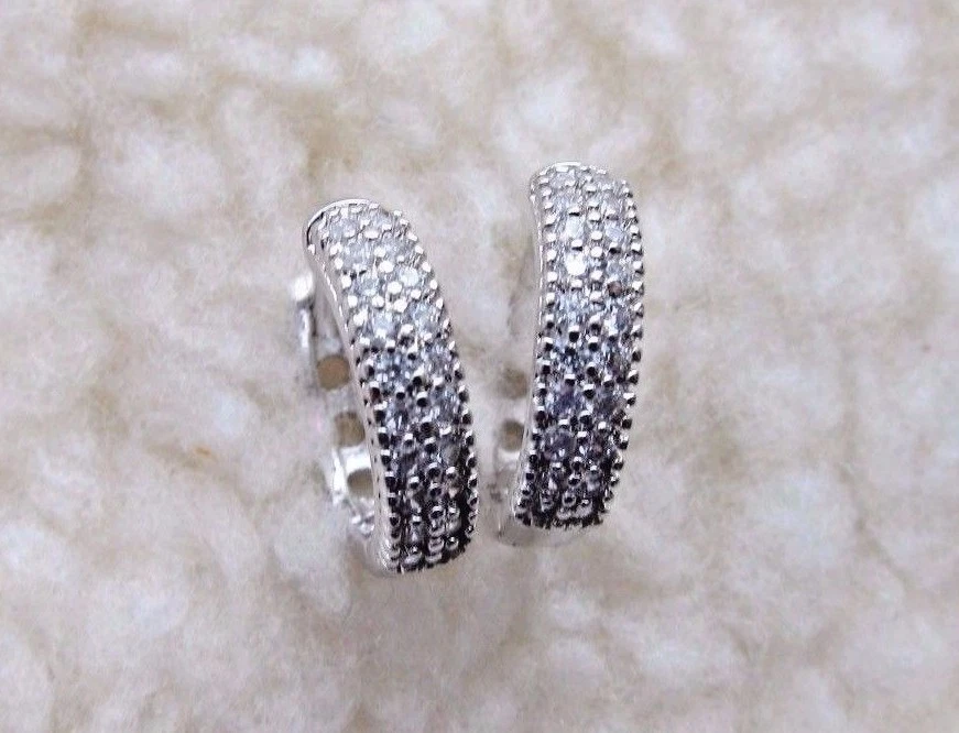 Pendientes en aro rellenos de oro blanco de 18 K con cristales de Swarovski - NUEVOS. Foto 3 de 4